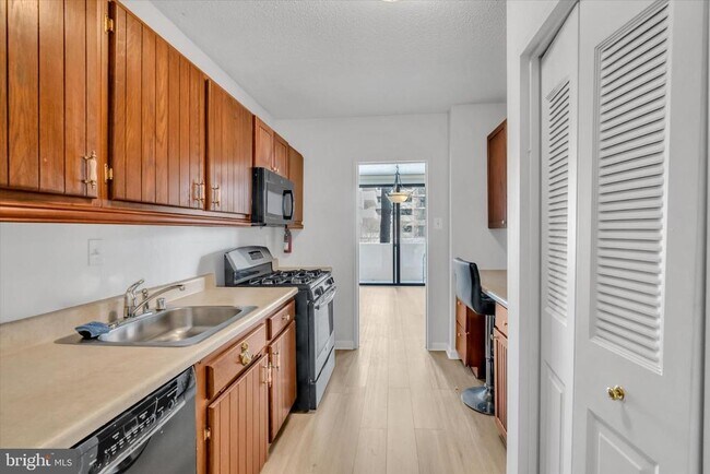 Building Photo - 4141 Henderson Rd