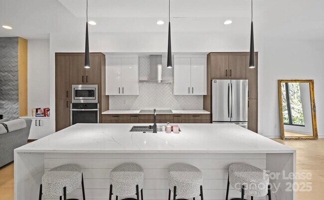 Building Photo - 2712 N Davidson St