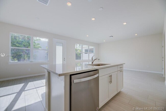 Building Photo - 1585 Evergreen Terrace