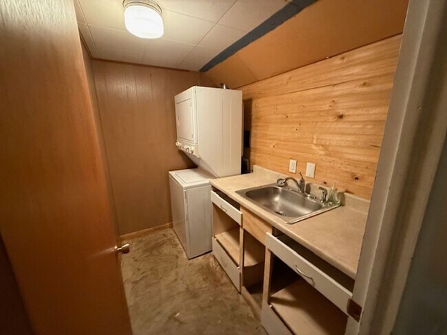 Building Photo - Close to CSU 4 Bed!