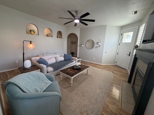 Building Photo - GET $1000 OFF THE FIRST MONTHS RENT!!!