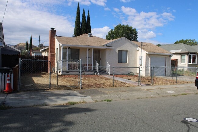 Building Photo - ***COMING SOON*** Three Bedroom, 1 1/2 Bathroom House with 2 Garages and Side Yard Access in Pitt...