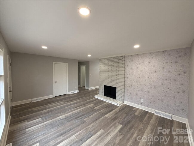 Building Photo - 2745 Dogwood Ave