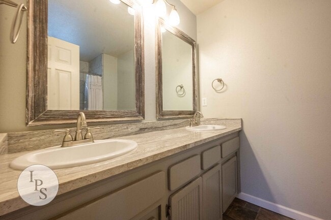 Building Photo - North Fresno Home, 3BR/2BA, Built 1991 – w...