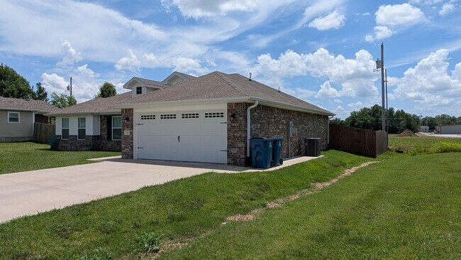 Building Photo - 606 Sarah Ct