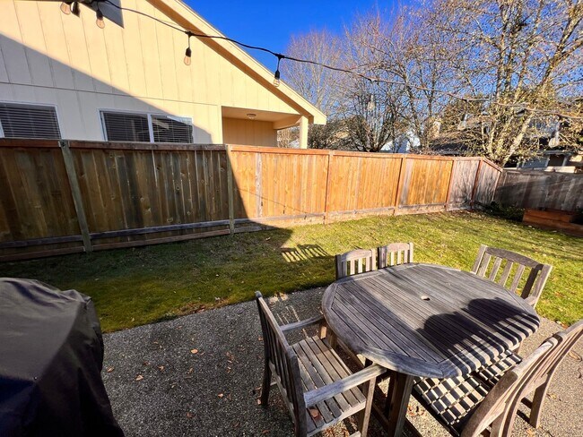 Building Photo - 4412 Ingleside Dr SE