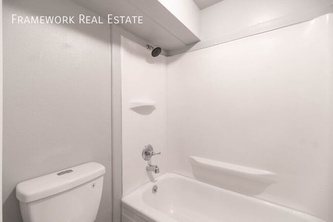 Building Photo - 828 12th St