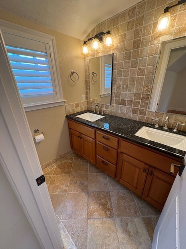 Building Photo - Los Gatos Family Townhome Ready for Move i...