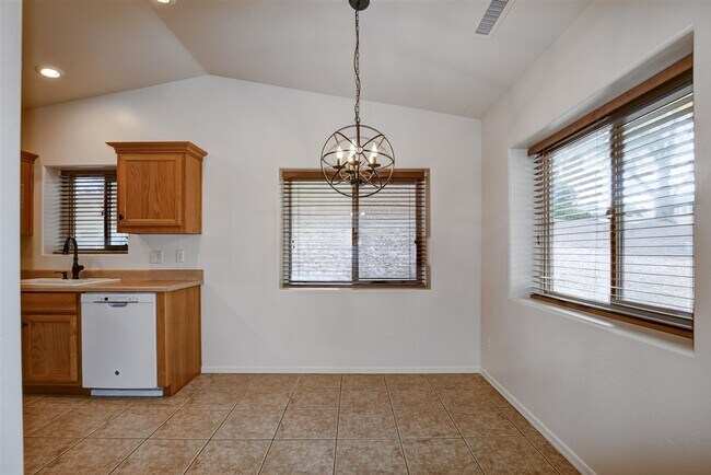 Building Photo - 3 bedroom 2 bathroom ranch style home in C...