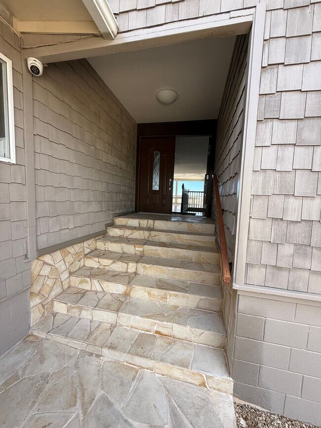 Building Photo - Luxury Hillside Home with Panoramic Kahala Beach Views – $8,500/month