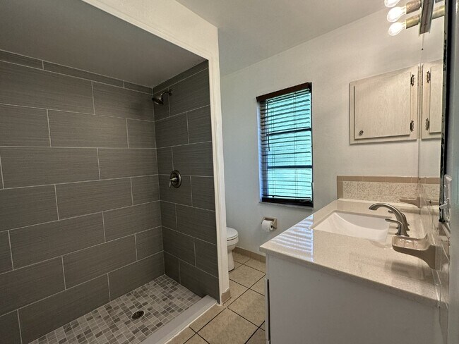 Building Photo - Charming 2/2 with possible 3rd bedroom