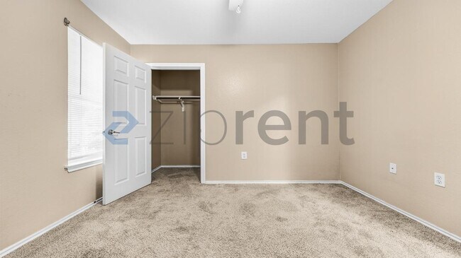 Building Photo - Unit