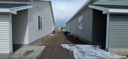 Building Photo - B532AG