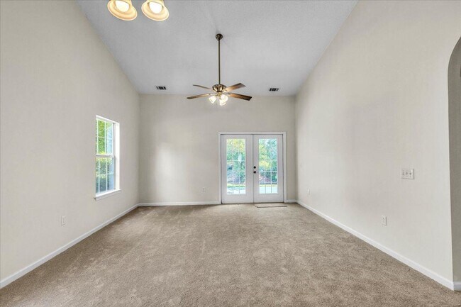 Building Photo - Better Than New 3 Bed/2 Bath Townhome in S...