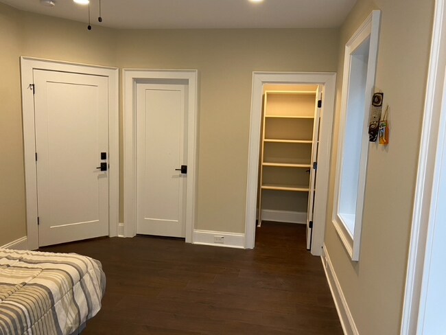 Building Photo - 2044 Great Falls St