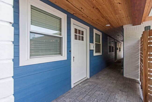 Building Photo - Pet-Friendly 1-Bedroom Apartment in Downtown Rogers –  Move-In Special!