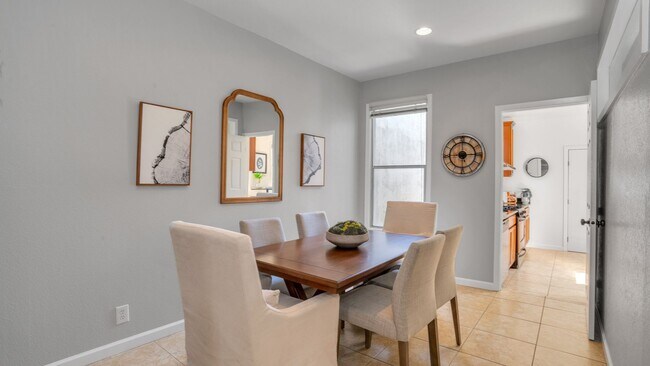 Building Photo - Two Bedroom Condo in SOMA with Yard, Parking, and W/D.