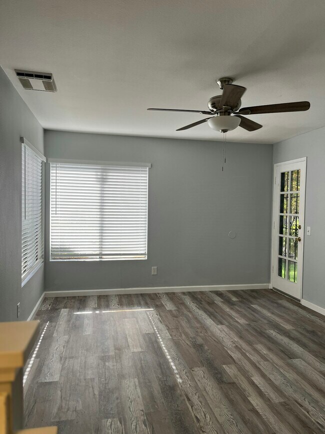 Building Photo - 2425 Cranston Dr