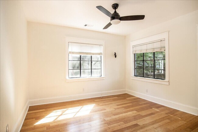 Building Photo - Beautifully Renovated 2/1 in Desirable Gra...