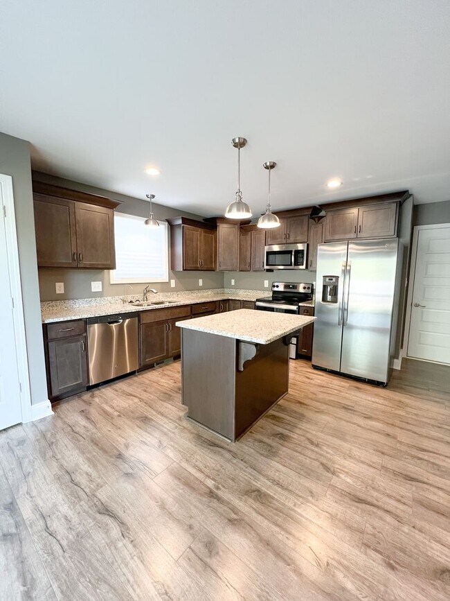 Building Photo - Stunning Single-Family Home! 2 Car Garage,...