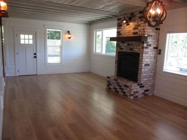 Building Photo - Charming Renovated Farmhouse with Territor...