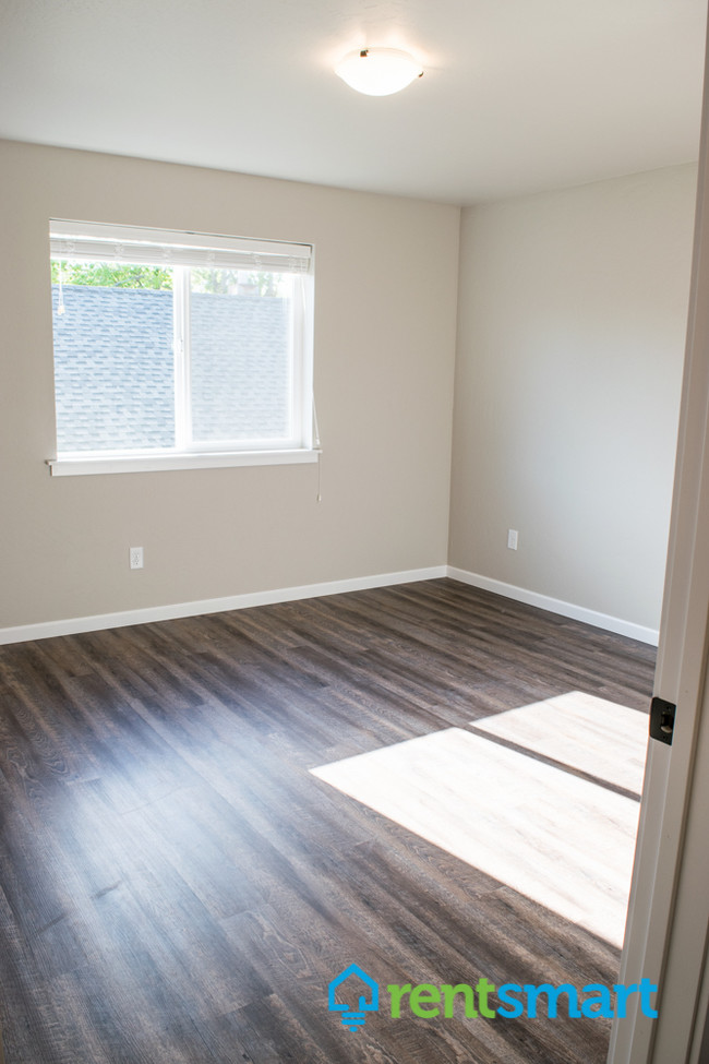 Building Photo - Pet Friendly 1 Bedroom