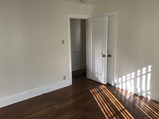 Building Photo - 2833 Somerset Dr
