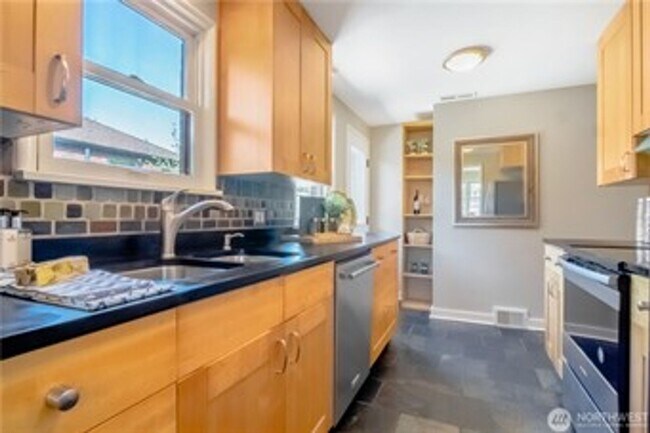 Building Photo - 5Bd/2Ba Seattle Home
