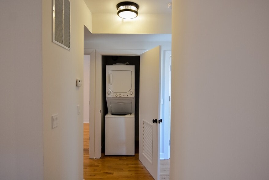 Building Photo - 2211 W Eastwood Ave