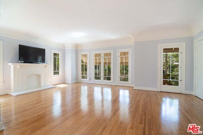 Building Photo - 170 1/2 S Sycamore Ave