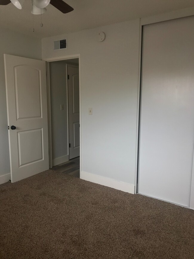 Building Photo - Super cute  2 bedroom 1 bath condo