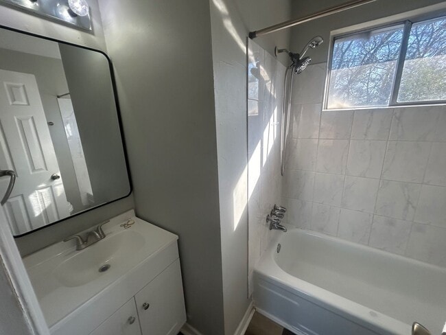 Building Photo - 1017 Leaphart St