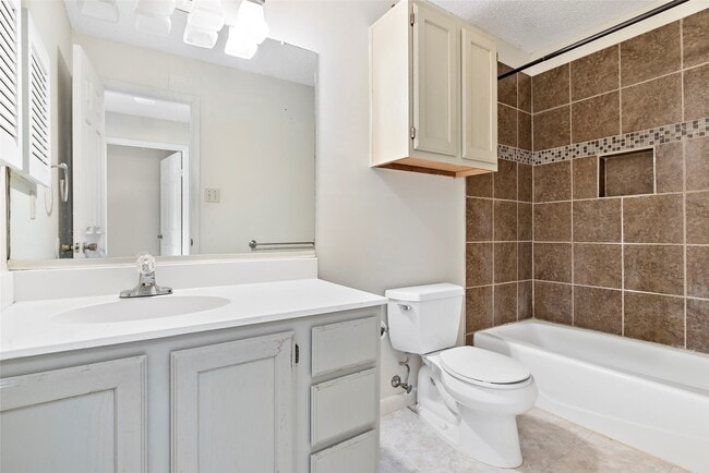 Building Photo - 3122 Camelot Dr