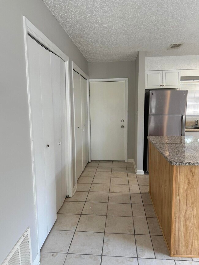 Building Photo - 616 W Sunset Blvd