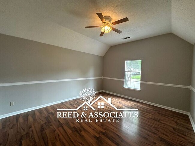 Building Photo - Charming Home Located on Large Corner Lot!