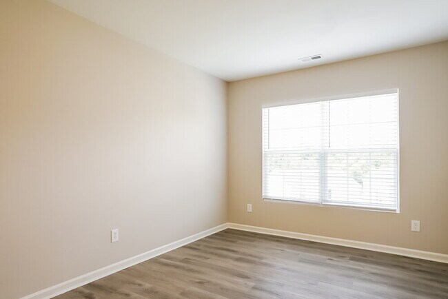 Building Photo - 5200 Tant Cir