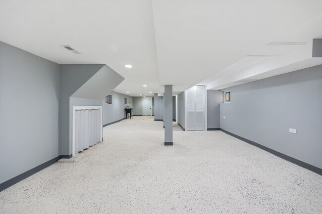 Building Photo - 7010 S Prairie Ave