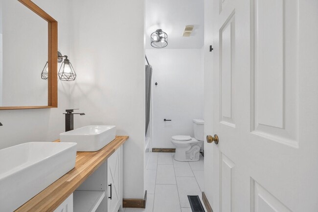 Building Photo - 2 bed 1.5 bath townhome for rent in Brentwood!