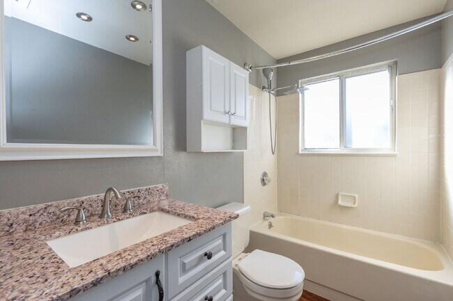 Building Photo - NW Longmont Spacious Tri Level.