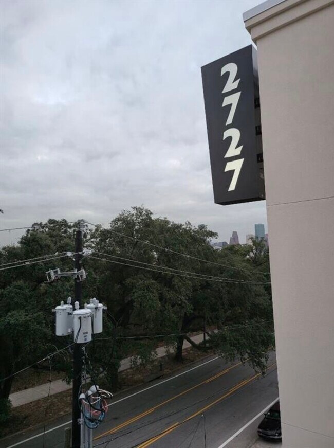 Building Photo - 2727 Houston Ave