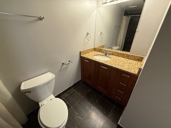 Building Photo - 6954 N Greenview Ave