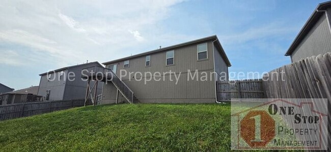 Building Photo - Beautiful 4 bedroom, 3 bathroom home in Raymore!