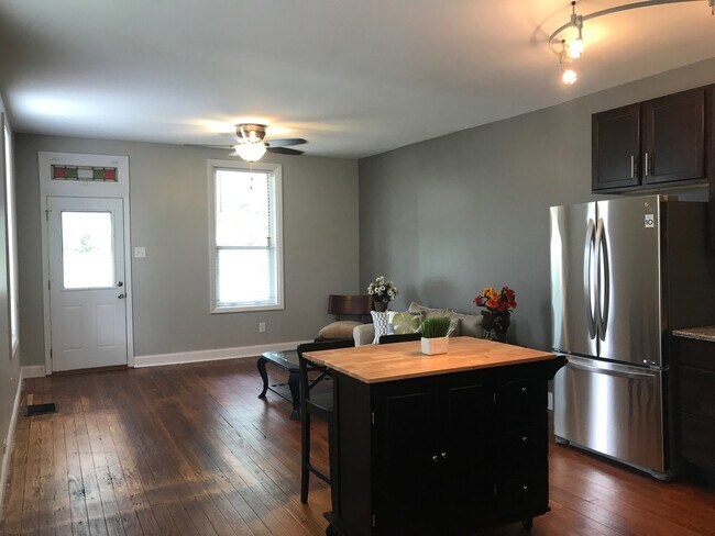 Building Photo - 2 Bedroom Renovation near the Hill