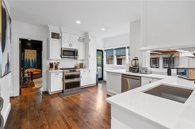 Building Photo - 663 Yorkshire Rd NE