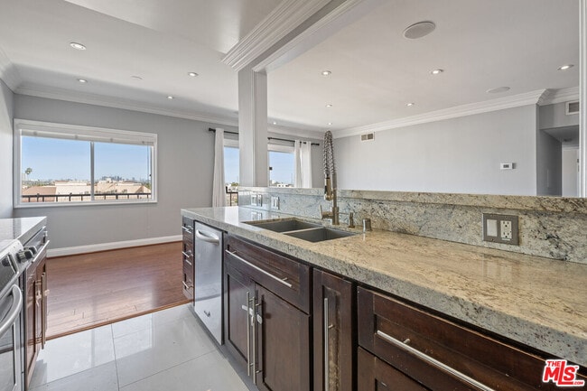 Building Photo - 1115 S Elm Dr