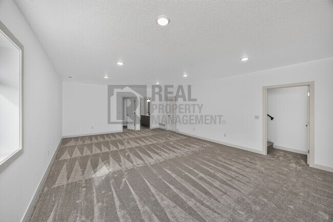 Building Photo - 8914 Hickory Dr