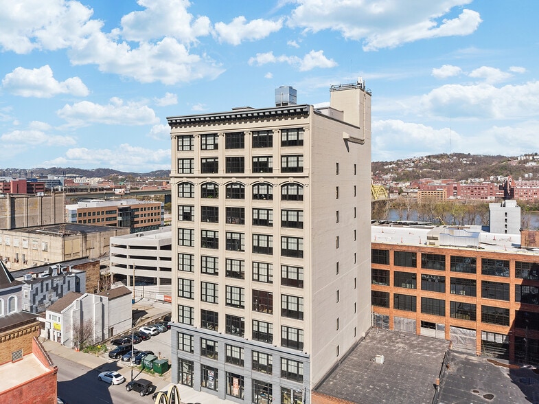 building - 1627 On The Strip