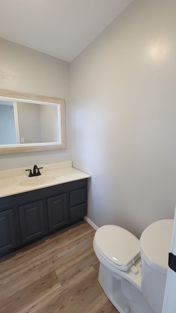 Building Photo - SPACIOUS NEWLY REMODELED 3 Bedroom | 1.5 B...