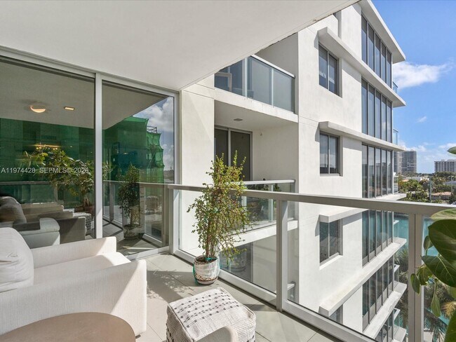 Building Photo - 9521 E Bay Harbor Dr