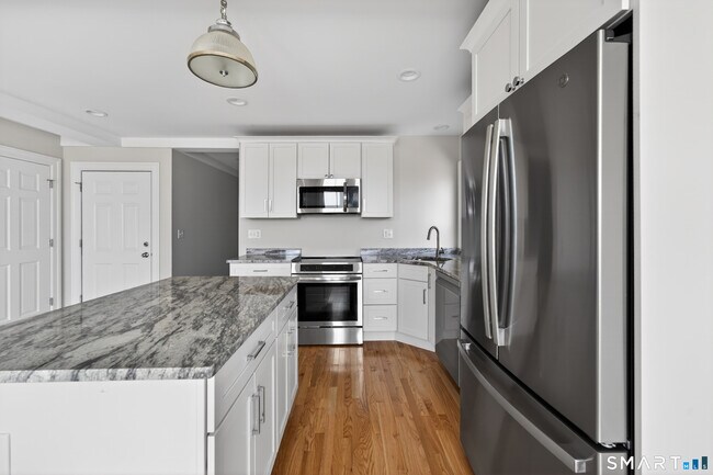 Building Photo - 136 Bank St